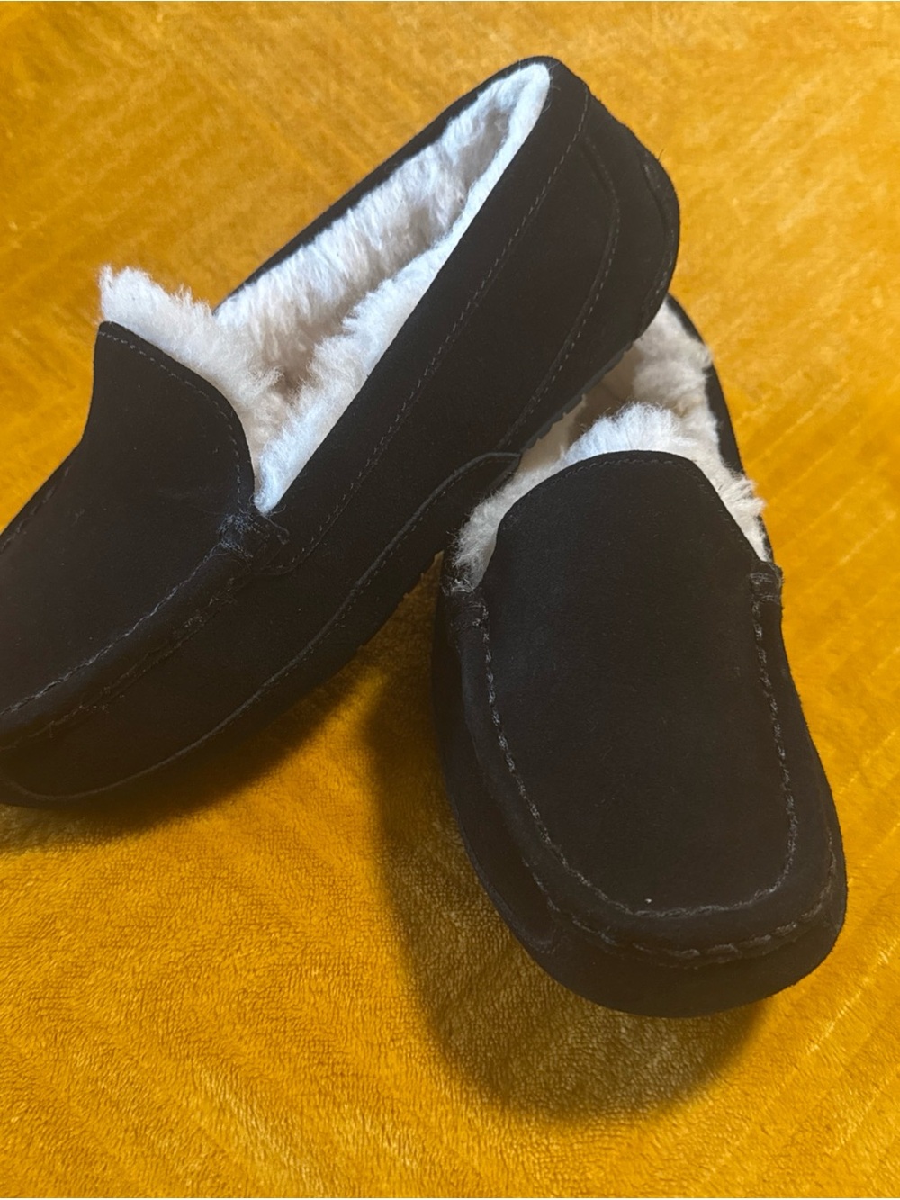 New UGG Ansley Women’s Suede Sheepskin Moccasin Slippers - Black - size 7 NWOT